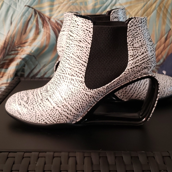 Jady Rose Open Wedge Bootie - Picture 2 of 7